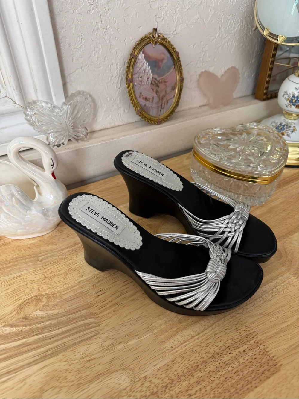 ✨Iconic early 2000s Steve Madden Y2K silver strappy wedge heels ✨ size 7.5 - Picture 9 of 13
